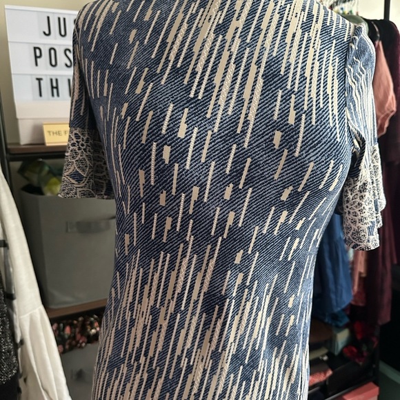 Elegant Blue and White Patterned Dress size small - Picture 4 of 9